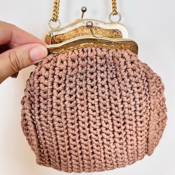 Vintage 60s Crocheted Handbag, Decorative Gold Frame & Chain, Kiss Clasp - Picture 6 of 11